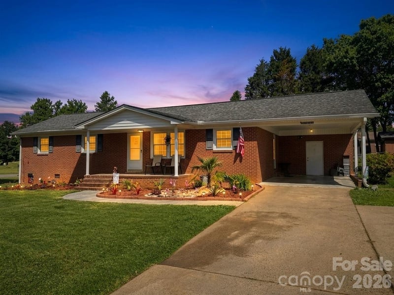 608 Cedar Dr, Dallas, NC 28034