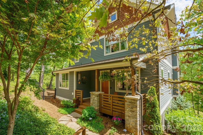24 Acadia Dr, Asheville, NC 28806