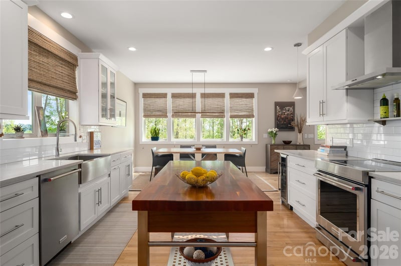 24 Acadia Dr, Asheville, NC 28806