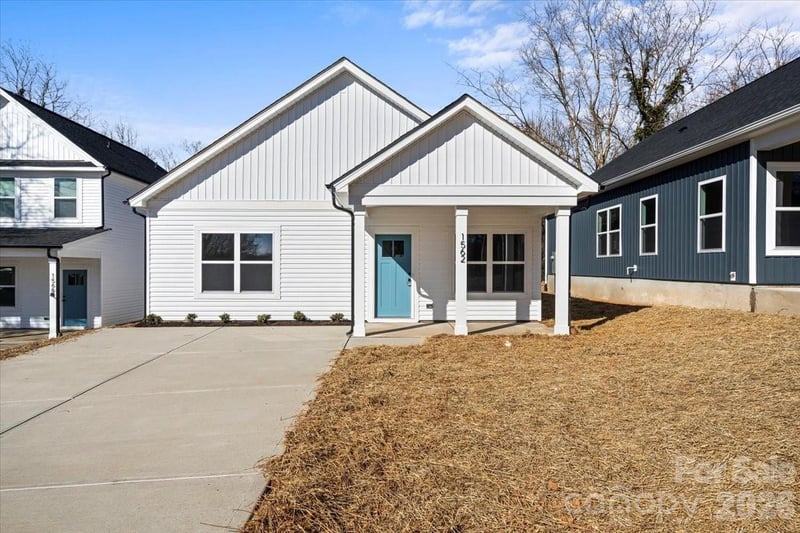 1562 7th Avenue Dr, Hickory, NC 28602