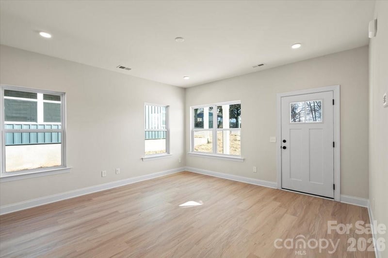 1562 7th Avenue Dr, Hickory, NC 28602
