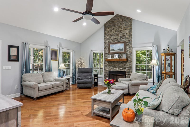 6 Wagon Tc, Flat Rock, NC 28731