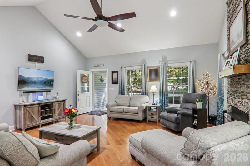 6 Wagon Tc, Flat Rock, NC 28731