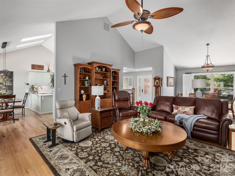 126 Stonebridge Dr, Hendersonville, NC 28739