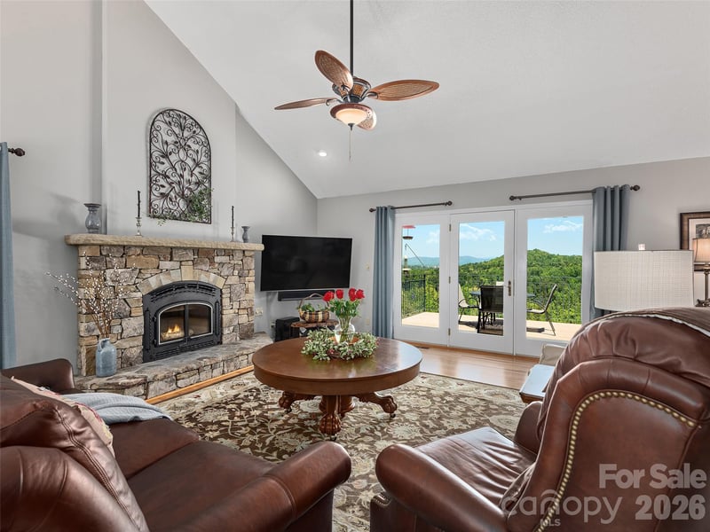 126 Stonebridge Dr, Hendersonville, NC 28739