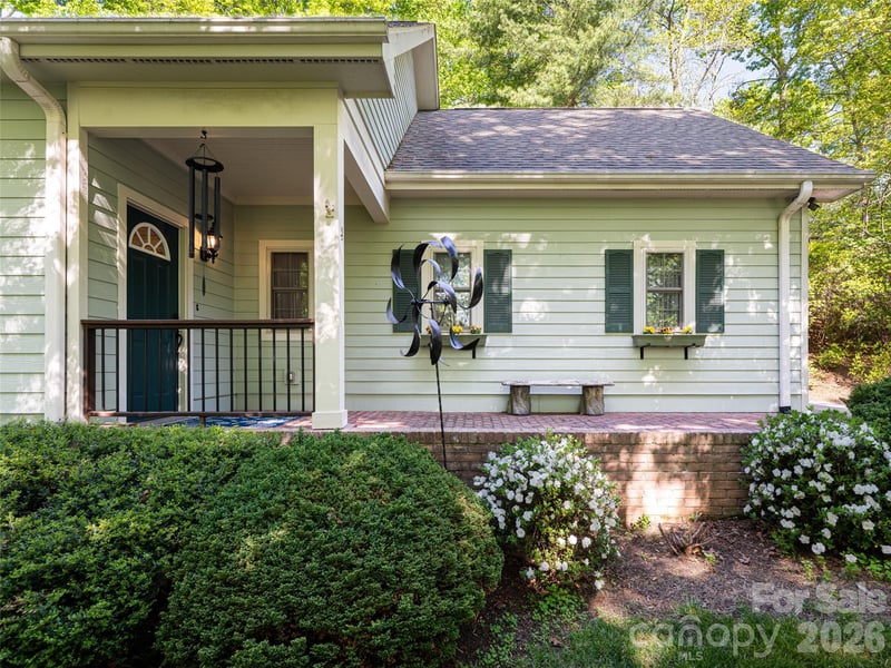 4 Dogwood Glen Cir, Etowah, NC 28729