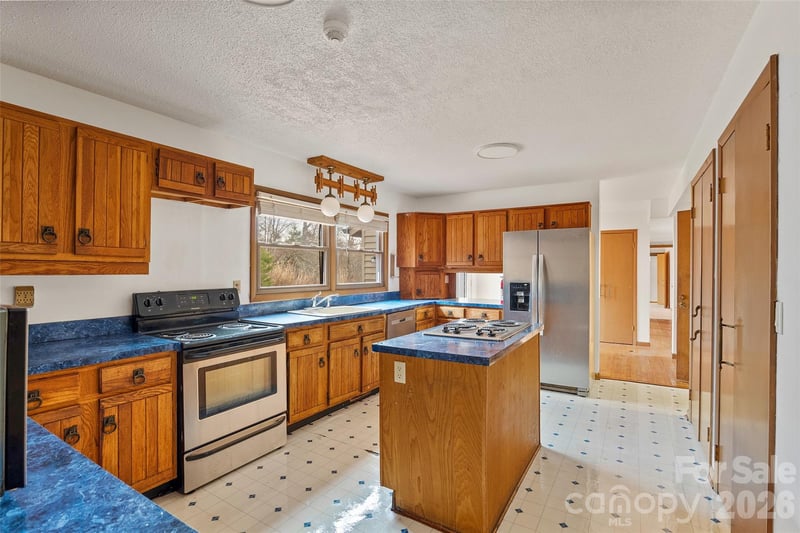 2025 Howard Gap Rd, Hendersonville, NC 28792