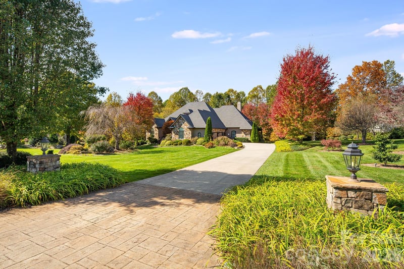 122 Founders Dr, Flat Rock, NC 28731