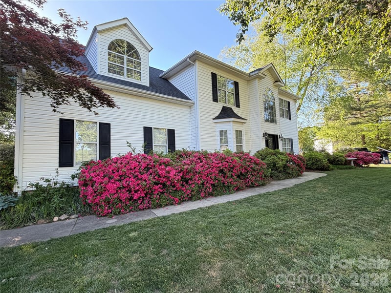2300 Coach House Ln, Kannapolis, NC 28081
