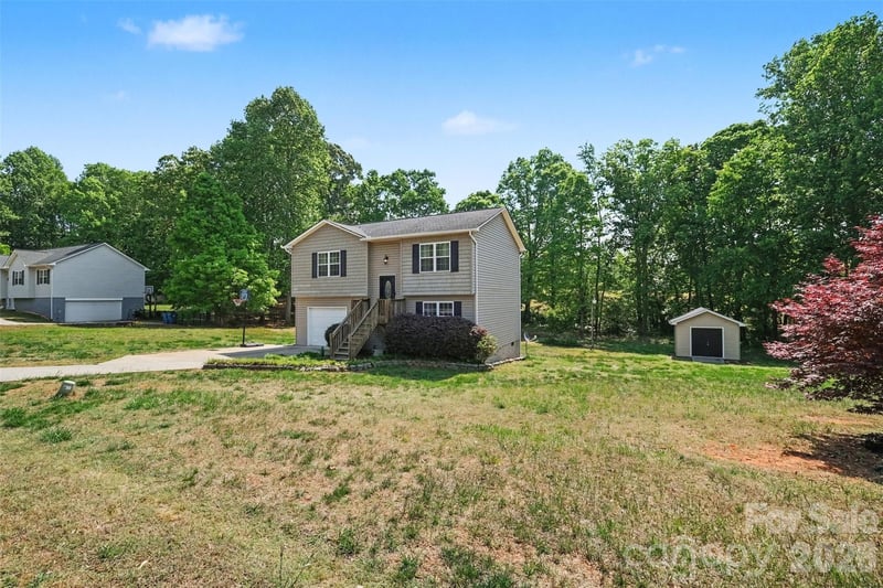 2056 Redberry Ln, Conover, NC 28613
