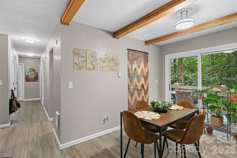 659 Salisbury Rd, Hendersonville, NC 28792