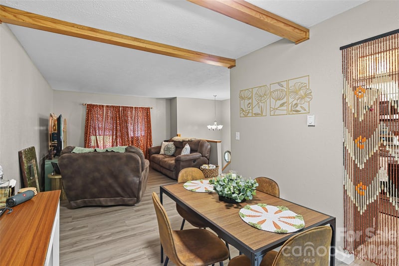 659 Salisbury Rd, Hendersonville, NC 28792