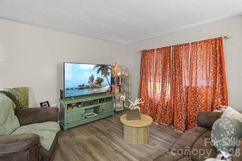 659 Salisbury Rd, Hendersonville, NC 28792