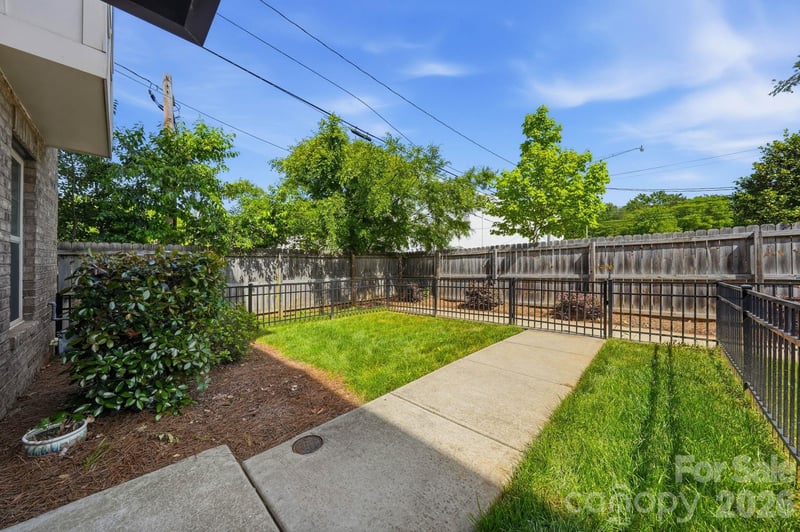 1221 Queen Lyon Ct, Charlotte, NC 28205
