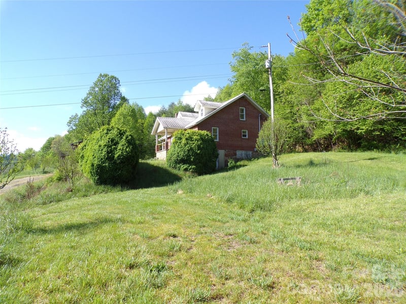 145 Kirks Dr, Hot Springs, NC 28743