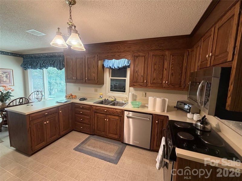 605 Queens Rd, Cherryville, NC 28021