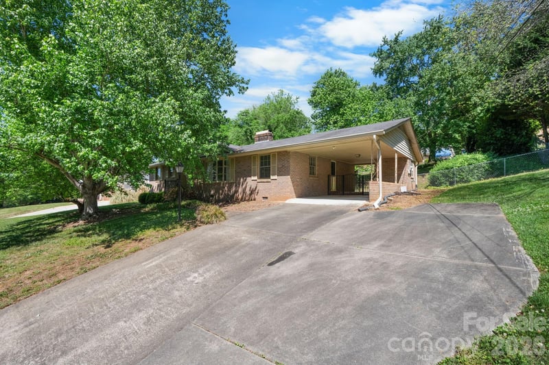 2010 12th Street Dr, Hickory, NC 28601