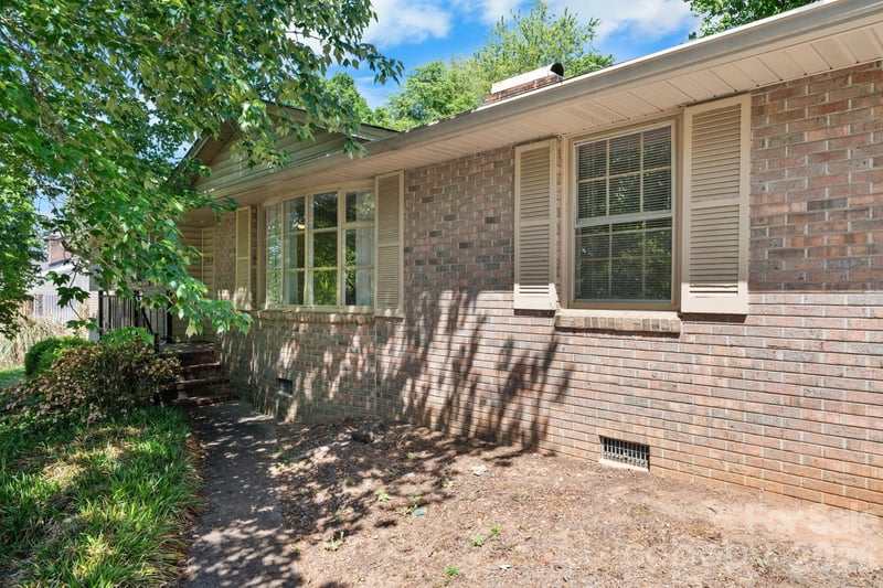 2010 12th Street Dr, Hickory, NC 28601