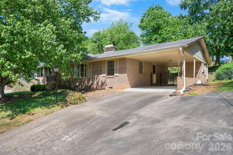 2010 12th Street Dr, Hickory, NC 28601