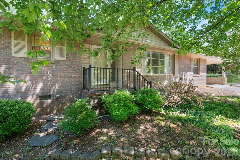 2010 12th Street Dr, Hickory, NC 28601