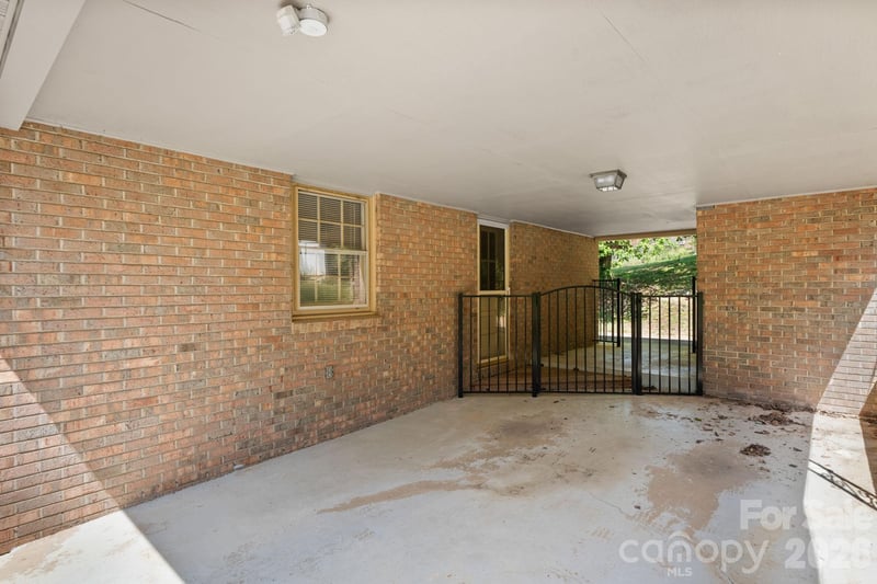 2010 12th Street Dr, Hickory, NC 28601