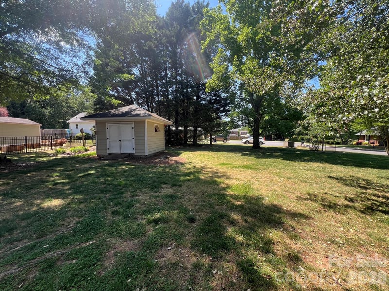 837 Deerfield Dr, Mount Holly, NC 28120