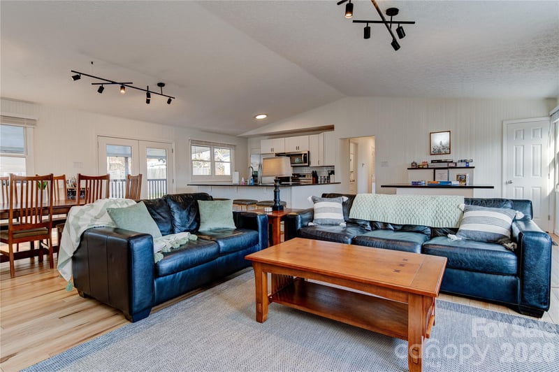 208 Altamahaw Ave, Black Mountain, NC 28711
