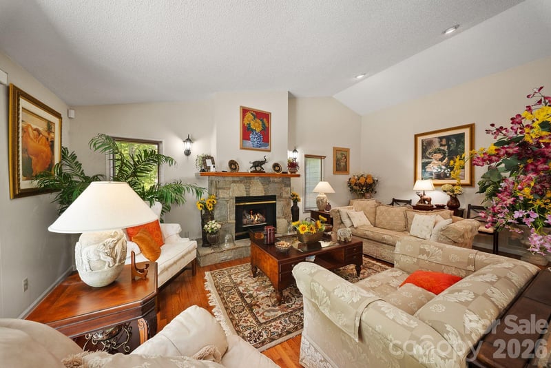 16 Zachary Ridge Rd, Asheville, NC 28804