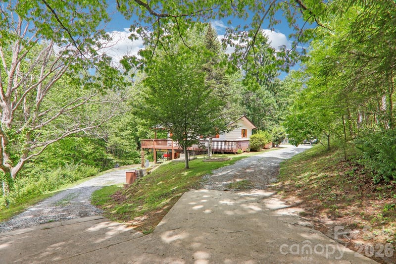 34 Lindsey Hill Ln, Zirconia, NC 28790