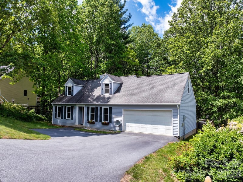 18 Tarragon Pl, Flat Rock, NC 28731