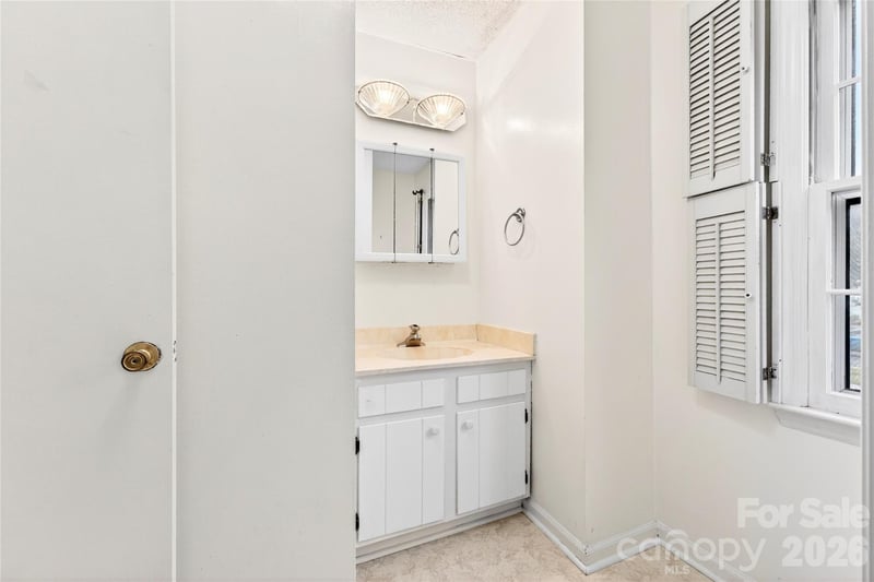 621 Winter Wood Dr, Matthews, NC 28105
