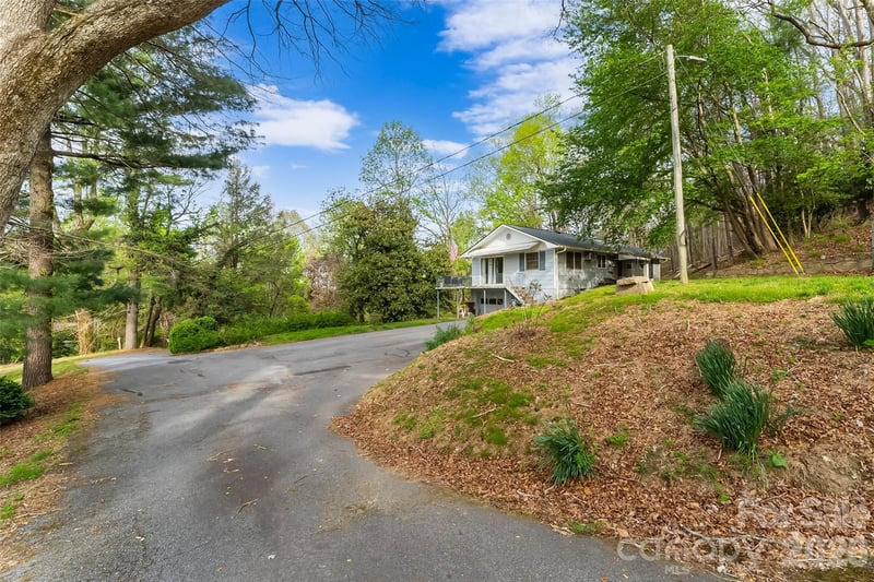 98 Limberlost Dr, Hendersonville, NC 28739