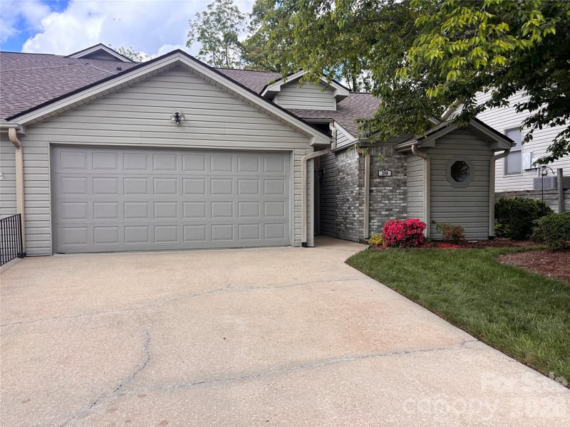 39 Tisha Ln, Hendersonville, NC 28739
