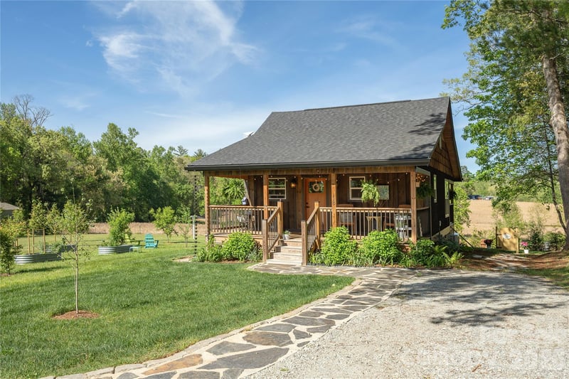 18 Bear View Dr, Hendersonville, NC 28792