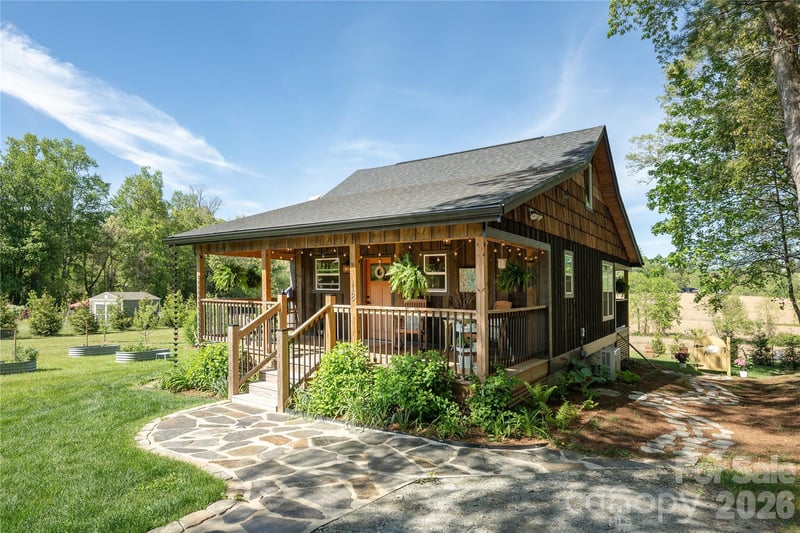 18 Bear View Dr, Hendersonville, NC 28792