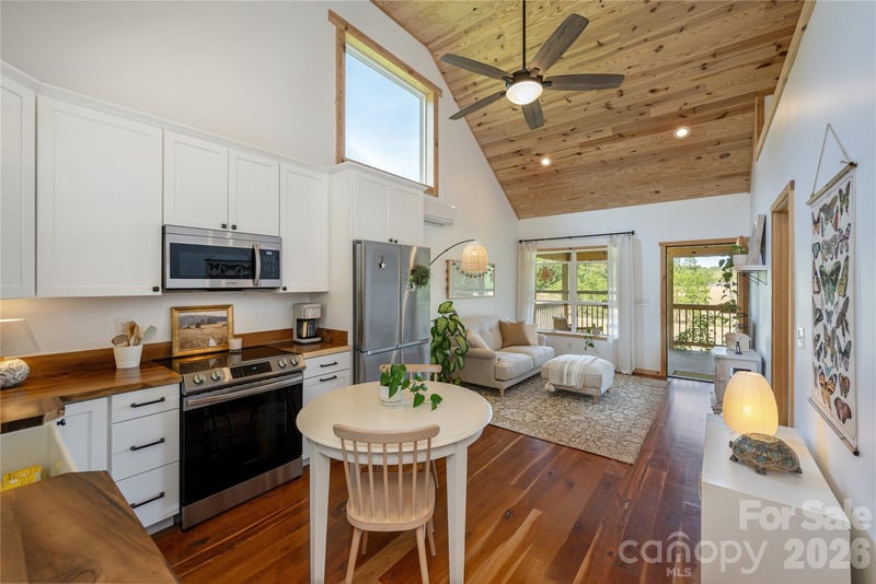 18 Bear View Dr, Hendersonville, NC 28792