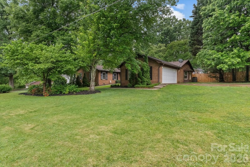 300 Brookmeade Dr, Statesville, NC 28625