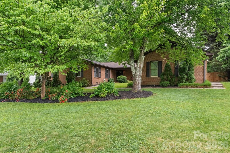 300 Brookmeade Dr, Statesville, NC 28625