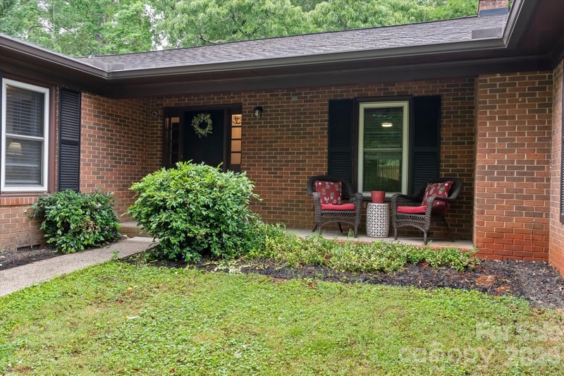 300 Brookmeade Dr, Statesville, NC 28625