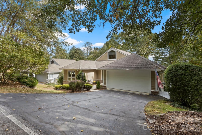 320 Dawnbrook Dr, Flat Rock, NC 28731