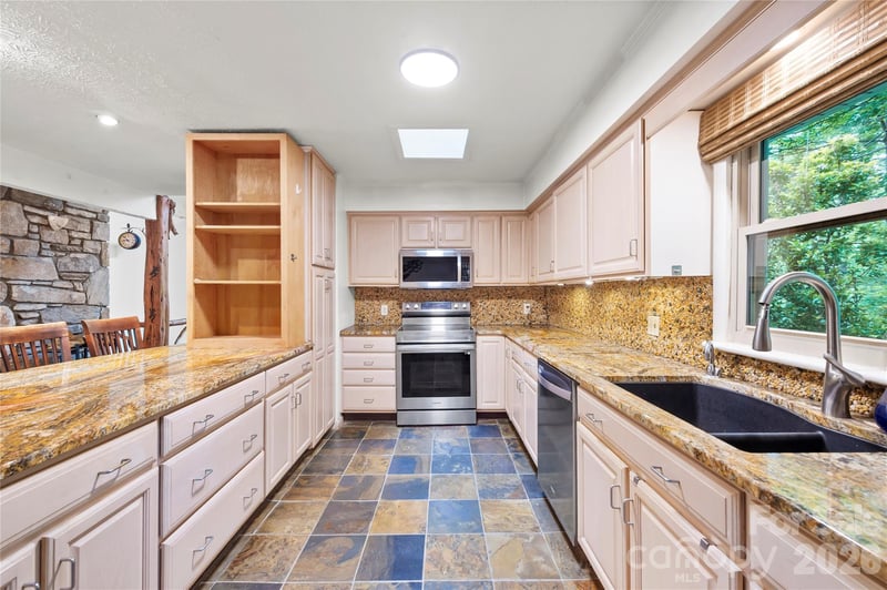 1483 Old Fort Rd, Fairview, NC 28730