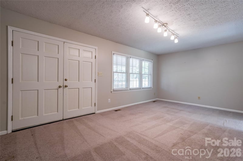 111 Harbor Point Dr, Cherryville, NC 28021