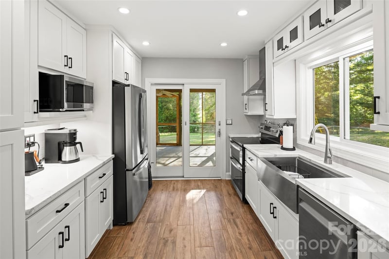 229 Sandstone Ln, Hendersonville, NC 28739