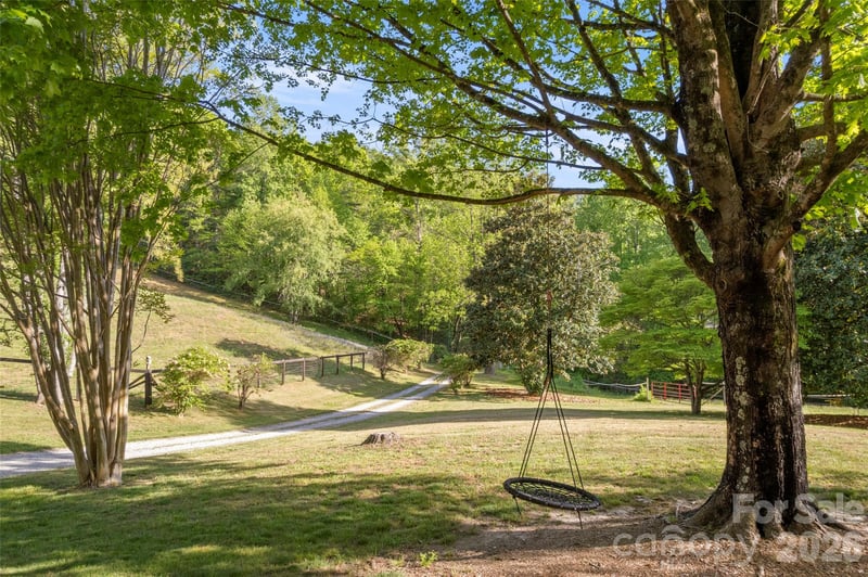229 Sandstone Ln, Hendersonville, NC 28739