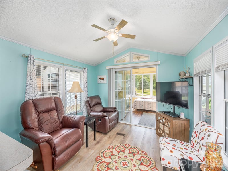 11 Valentine Dr, Maggie Valley, NC 28751