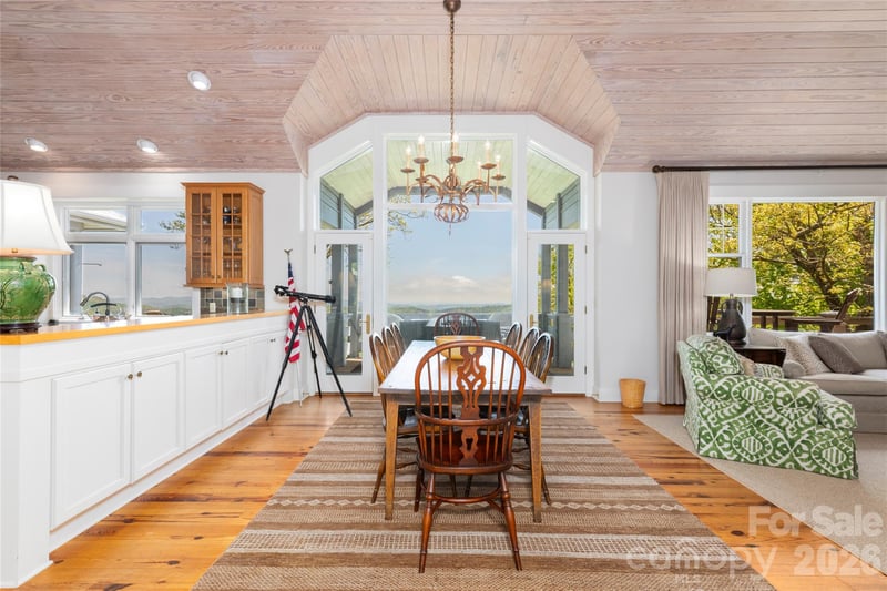 562 Panther Ridge Rd, Lake Toxaway, NC 28747