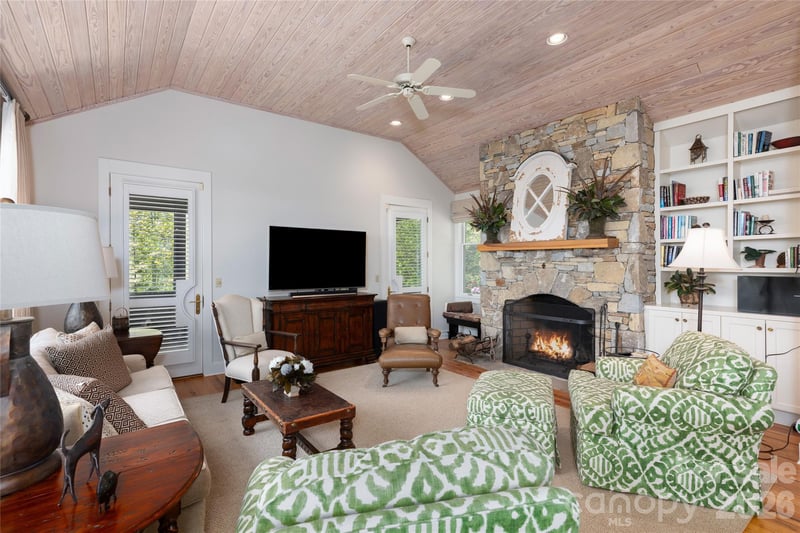 562 Panther Ridge Rd, Lake Toxaway, NC 28747