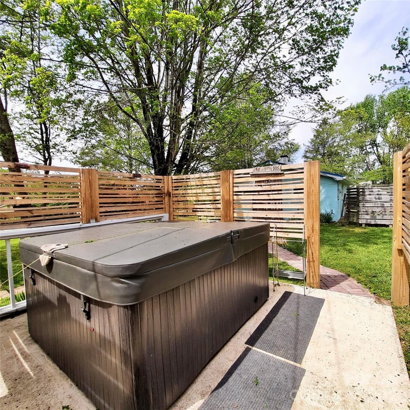 26 Calico Rock Ln, Hendersonville, NC 28792