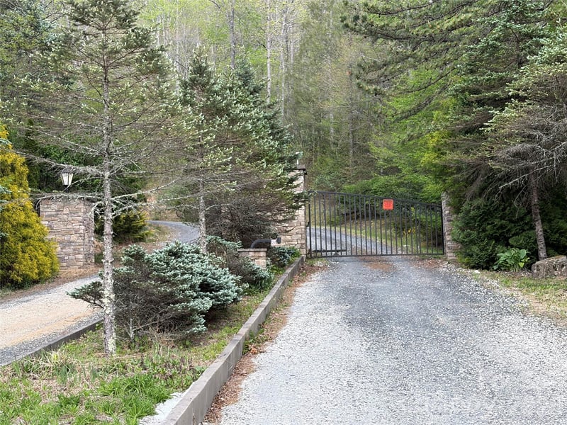 000 Mt Mitchell Dr, Burnsville, NC 28714
