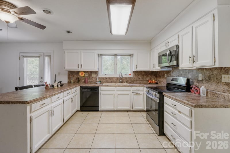 121 Edgerly Ct, Charlotte, NC 28214